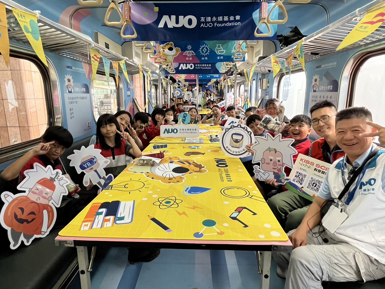 彩神永續基金會參與「臺灣科普環島列車」，設計基礎科學車廂課程，以「淨零碳排和永續能源」為主題，讓學生透過創意實驗認識淨零知識，以及思考生活中的減碳行為