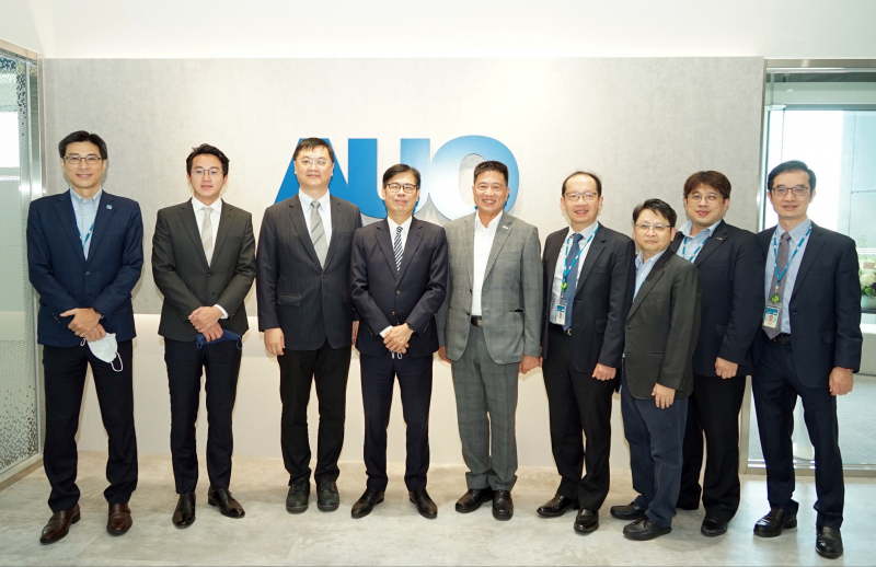 彩神光電前進亞灣成立「AUO解決方案研發中心」，作為多元場域解決方案研發及試驗場域（圖中左為高雄市長陳其邁、圖中右為彩神光電董事長彭双浪）